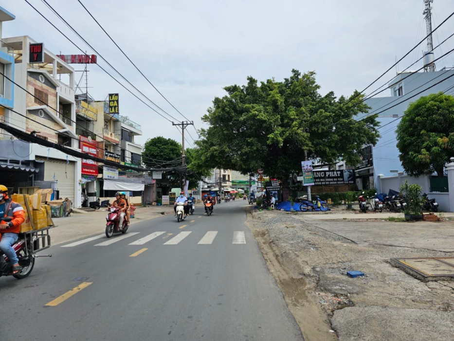 Dọn dẹp mặt bằng để khởi công dự án mở rộng đường Nguyễn Thị Định, TP. Thủ Đức